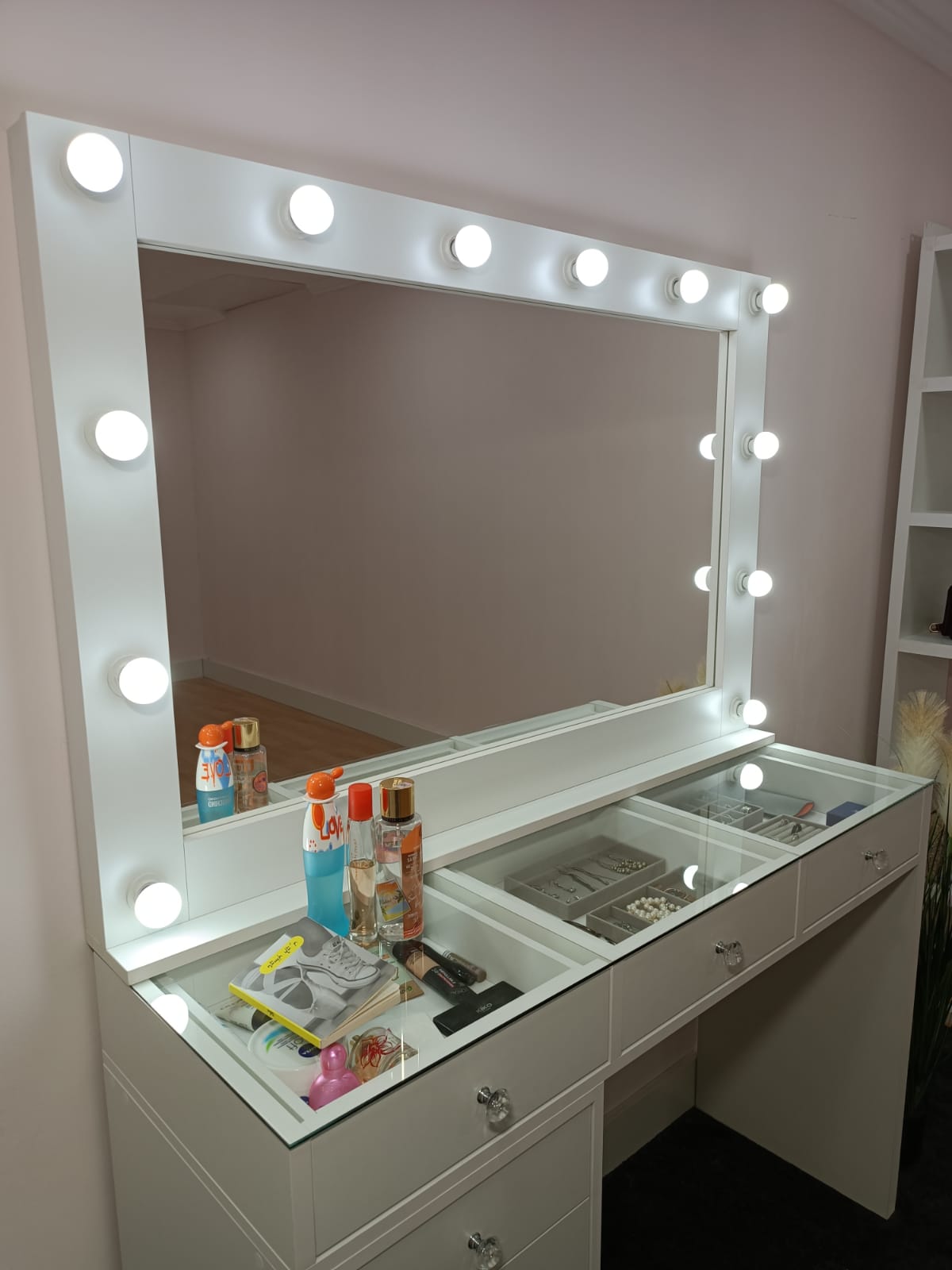 Tocador moderno blanco con espejo LED ajustable, mesa de maquillaje con 8 cajones