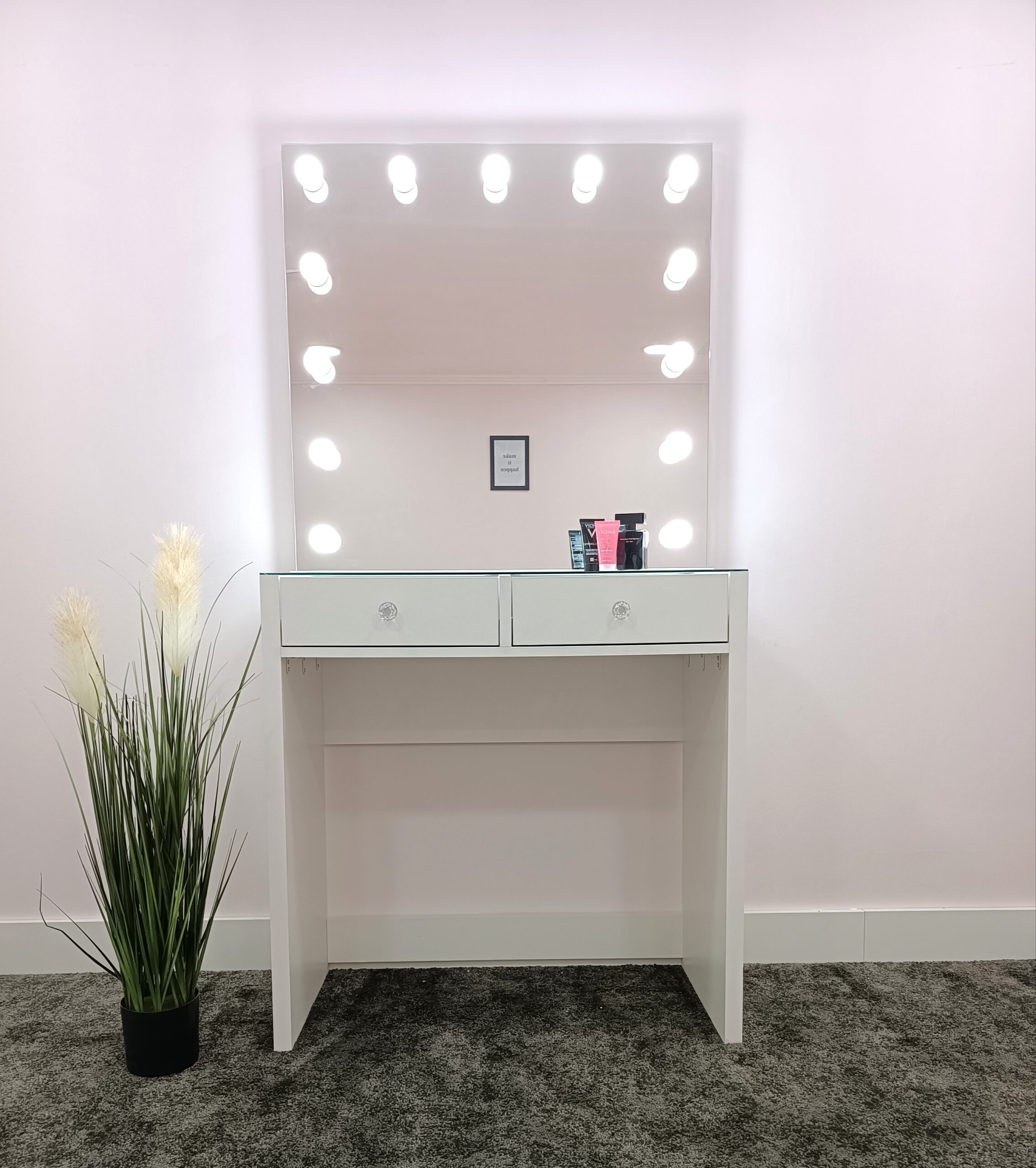 Gran espejo de tocador sin marco con luces y escritorio de espejo